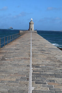 2025_09_15-17 St Peter Port, IMG_0982_La digue du château et son phare