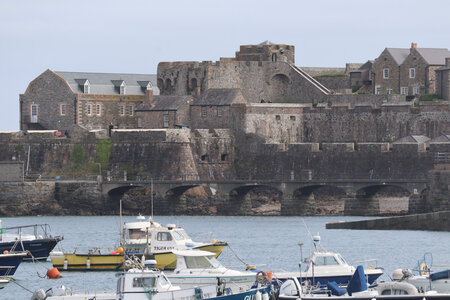 2025_09_15-17 St Peter Port, IMG_1041_Château Cornet depuis la jetée Victoria