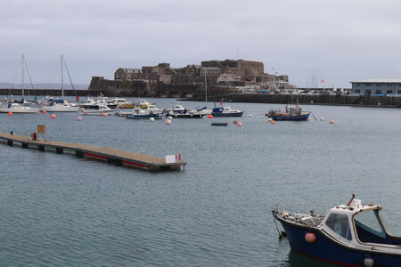 2025_09_15-17 St Peter Port, IMG_1039_Château Cornet depuis la jetée Victoria