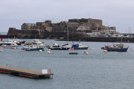 2025_09_15-17 St Peter Port, IMG_1040_Château Cornet depuis la jetée Victoria