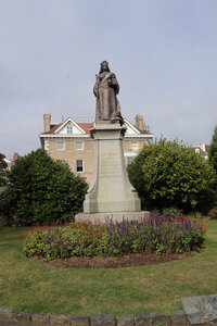 2025_09_15-17 St Peter Port, IMG_1017_Statue de Victoria dans le jardin de Candie