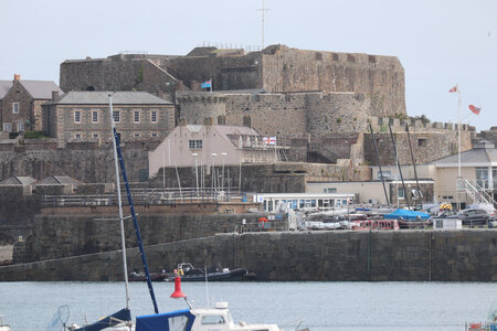 2025_09_15-17 St Peter Port, IMG_1042_Château Cornet depuis la jetée Victoria