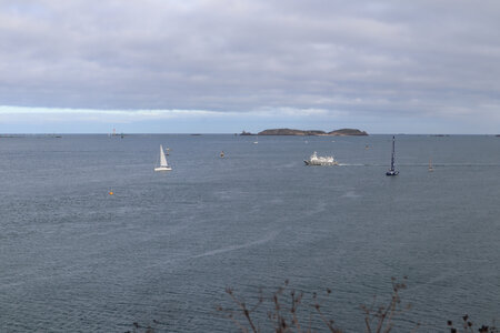 2025_09_18 Saint-Malo des Sablons au barrage sur la Rance, IMG_1079_L’île de Cézembre depuis le parc Béchard