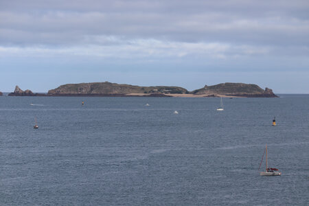 2025_09_18 Saint-Malo des Sablons au barrage sur la Rance, IMG_1081_L’île de Cézembre depuis le parc Béchard