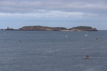 2025_09_18 Saint-Malo des Sablons au barrage sur la Rance, IMG_1082_L’île de Cézembre depuis le parc Béchard