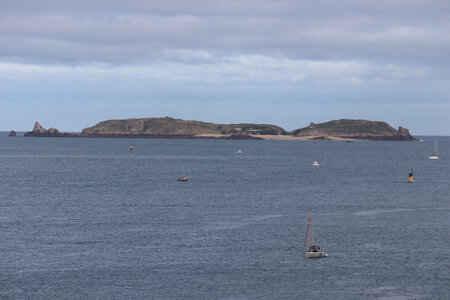 2025_09_18 Saint-Malo des Sablons au barrage sur la Rance, IMG_1083_L’île de Cézembre depuis le parc Béchard