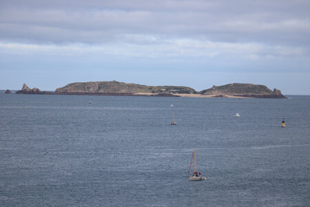 2025_09_18 Saint-Malo des Sablons au barrage sur la Rance, IMG_1084_L’île de Cézembre depuis le parc Béchard
