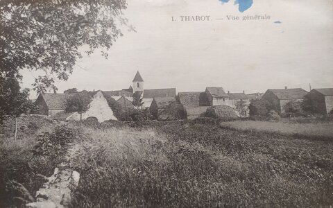 Vue générale entrée par rue de Girolles, Vue ge ne rale depuis route de Girolles - avec grange