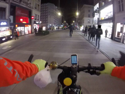 nancy_essey_les_nancy_voie_bus_tram_coronapiste, vlcsnap-2025-11-14-23h02m32s004