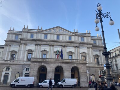 MILAN avec Vagues de Soleils novrembre 2025, Entrée de la Scala