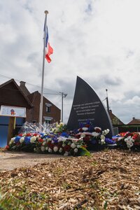 ALLENNES LES MARAIS, STÈLE 14ème Zouaves