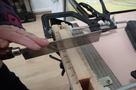 Réparation de livres, Grecquage (traits de scie) dans une presse