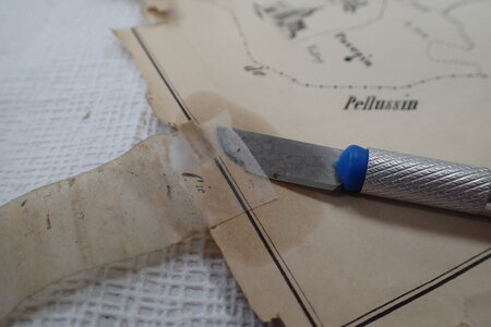 Réparation de livres, Décollage de vieux adhésifs (eau Écarlate et scalpel)