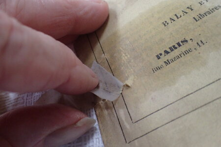 Réparation de livres, Décollage des vieux adhésifs