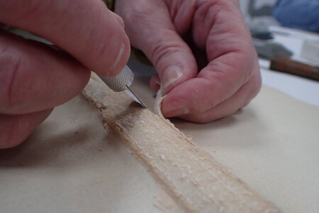 Réparation de livres, Décollage de la vieille colle de la couverture
