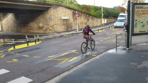 nancy_essey_les_nancy_voie_bus_tram_coronapiste, vlcsnap-2025-11-29-21h25m57s437