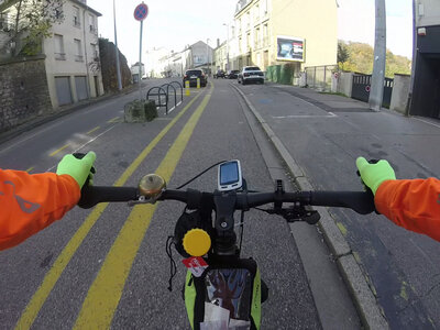 nancy_essey_les_nancy_voie_bus_tram_coronapiste, vlcsnap-2025-11-29-22h09m06s296