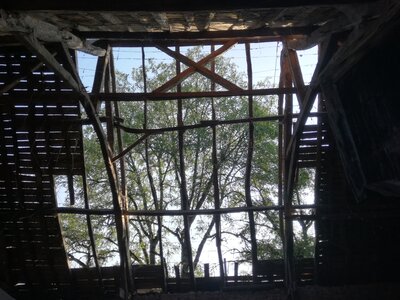 Evolutions à l'écolieu de Rhodes , 20190830_d&eacute;pose d&rsquo;ardoises d&rsquo;une partie de la toiture