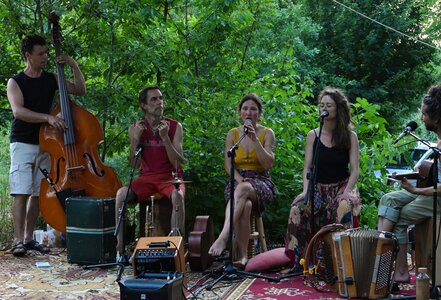 Evolutions à l'écolieu de Rhodes , 20250614_musiciens_nuits des for&ecirc;ts  2 