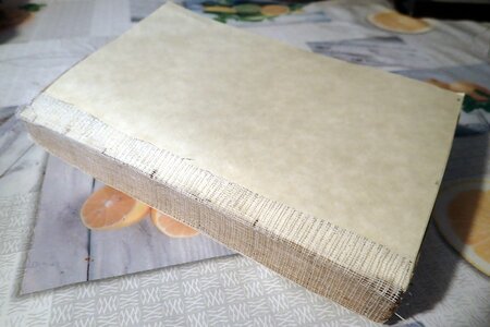 Réparation de livres, Consolidation d'une tranche à l'aide d'une mousseline collée
