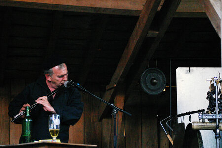 Artistes, Uzeste - 2004 - La fl&ucirc;te &agrave; bi&egrave;re - C Vieussens