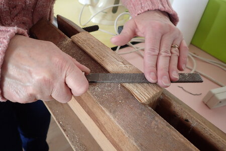 Réparation de livres, Retirer l'ancienne reliure (pli, traces de colle, fils)