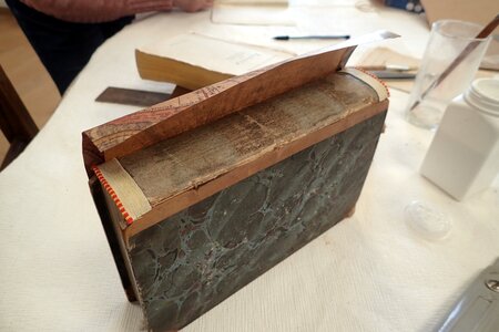 Réparation de livres, Le galon en place, plus qu'à refermer !