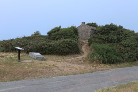 2026_06_19 Saint-Jacut-de-la-Mer - Saint-Cast-le-Guildo, 2026_06_19_0336_Le corps de garde et la stèle commémorant l’évasion vers l’Anglterre de 7 officiers en juin 1940