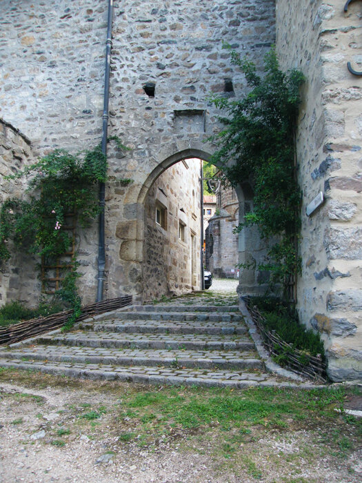 Porte de l'ancienne enceinte du village