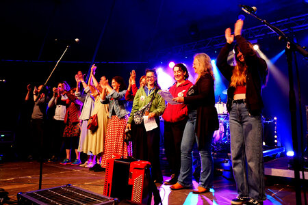 Festival Montagn'Arts 2026 photos d'Anne BOLZE, FINAL EQUIPE DERNIER SOIR DIMANCHE 24 MAI 2026 MONTAGN&rsquo;ARTS PHOTO ANNE BOLZE  8 