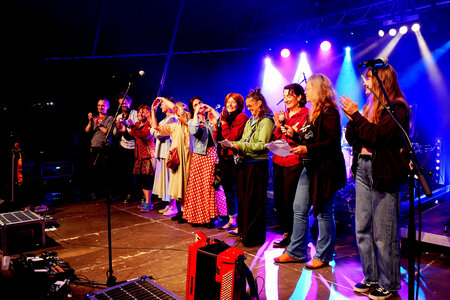 Festival Montagn'Arts 2026 photos d'Anne BOLZE, FINAL EQUIPE DERNIER SOIR DIMANCHE 24 MAI 2026 MONTAGN&rsquo;ARTS PHOTO ANNE BOLZE  2 