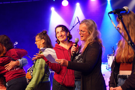 Festival Montagn'Arts 2026 photos d'Anne BOLZE, FINAL EQUIPE DERNIER SOIR DIMANCHE 24 MAI 2026 MONTAGN&rsquo;ARTS PHOTO ANNE BOLZE  3 