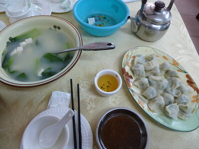 Guangzhou, Chine, Soupe au tofu et légumes, raviolis au porc et poireaux