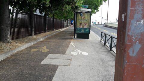 Points noirs, Quais de Seine derrière abris bus