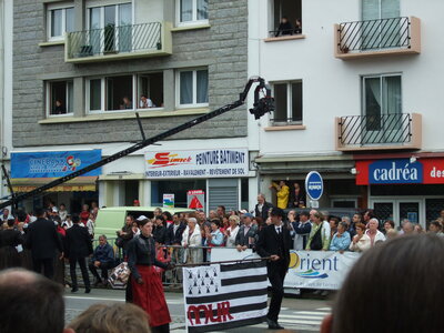 Grande parade festival Lorient 2008<br>@copyleft <a href=https://www.le-fab-lab.com>Le Fab'Blab</a> Licence Art Libre, cercle-breizh-nevez_mur-de-bretagne-1