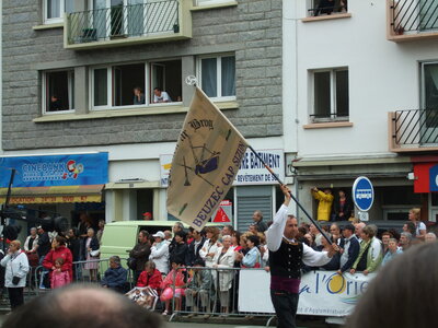 Grande parade festival Lorient 2008<br>@copyleft <a href=https://www.le-fab-lab.com>Le Fab'Blab</a> Licence Art Libre, cercle-des-bruyeres_beuzec-cap-sizun
