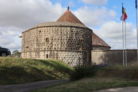 20200813-02 GR7 Ballon d'Alsace - Grancey - Beaune, 1726 Langres : la tour de Navarre (angle Sud-Ouest des remparts)