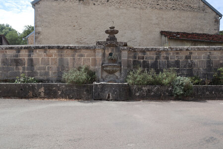 20200813-02 GR7 Ballon d'Alsace - Grancey - Beaune, 1840 Noidant-le-Rocheux : la fontaine à l'entrée du village