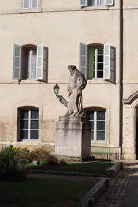 20200813-02 GR7 Ballon d'Alsace - Grancey - Beaune, 2062 L'Hôtel-Dieu de Beaune : la statue de Nicolas Rolin dans la cour des fondateurs